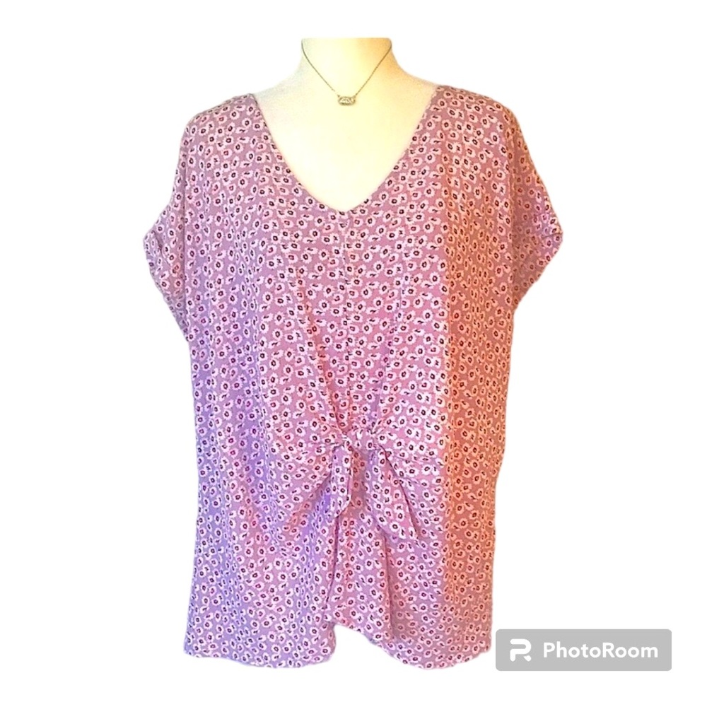 V-NECK TOP,  LILAC W/ SMALL FLOWERS, TEXTURED FABRIC, FRONT WAIST TIE